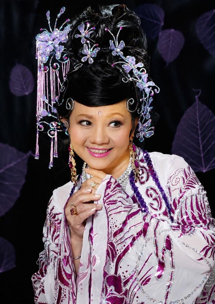Bạch Lê diễn vai Bàng Quý Phi tại các sân khấu ở hải ngoại.