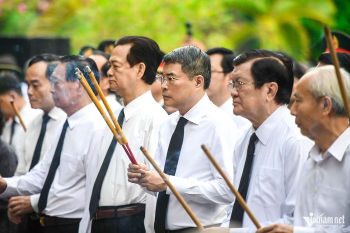Thủ tướng Lê Minh Hưng và các đại biểu dâng hương tại tượng đài cố Tổng Bí thư Trần Phú và Bia tưởng niệm các Anh hùng liệt sĩ tại công viên Lê Thị Riêng. Ảnh: VietNamNet