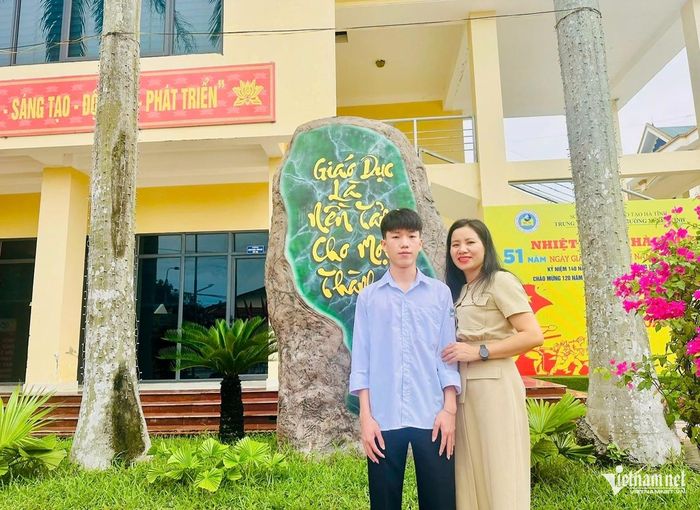 Nguyễn Hoàng Đức từng chọn học GDTX thay vì THPT công lập, sau đó đạt 26,5 điểm khối C00. Ảnh: NVCC
