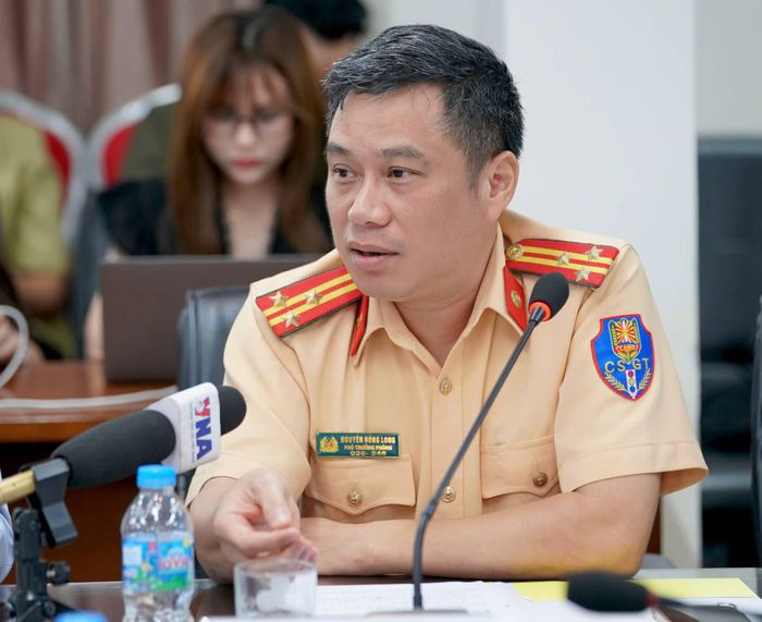Thượng tá Nguyễn Hồng Long chỉ ra một số quyền lợi đáng chú ý của người sử dụng xe bán tải theo Nghị định 241. Ảnh: BXD