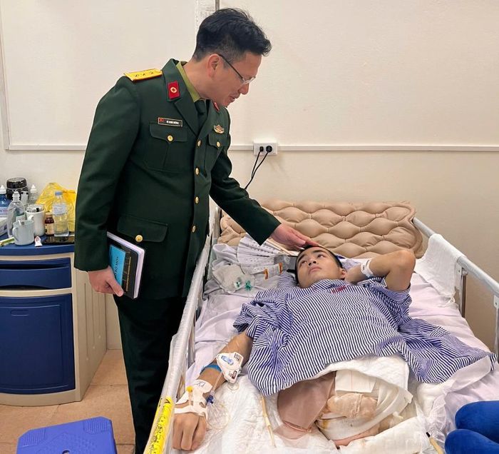 Bác sĩ Dương tới thăm Hiếu khi điều trị tại Bệnh viện Bỏng Quốc gia Lê Hữu Trác. Ảnh: BSCC.