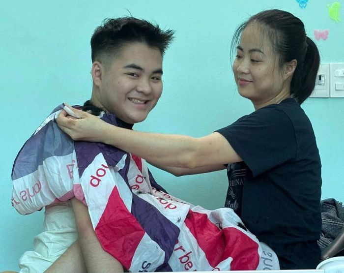 Hiếu và mẹ đều cố gắng lạc quan mỗi ngày. Ảnh: GĐCC.
