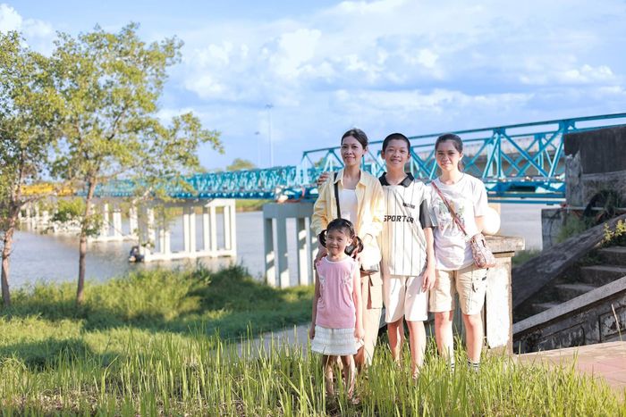 4 mẹ con chụp ảnh kỷ niệm bên cầu Hiền Lương