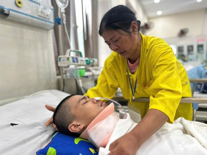 Mắc bệnh tim đã nhiều năm, mặc dù sức khỏe yếu nhưng bà Ca ngày ngày vẫn ở bên giường bệnh chăm sóc con trai, mong con sớm hồi phục