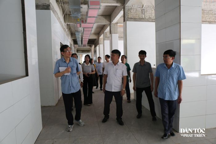 Đoàn công tác kiểm tra các hạng mục tại Trung tâm y tế Quỳ Hợp. Ảnh: Thanh Hải