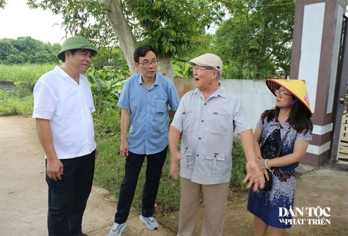 Ông Lương Xuyến - Người có uy tín của bản Quệ (thứ 2 từ phải qua), cho biết: Người dân được tham gia bàn bạc ngay từ khi triển khai dự án. Con đường hoàn thành không chỉ giúp đi lại thuận lợi mà còn tạo điều kiện vận chuyển nông sản, đáp ứng mong mỏi nhiều năm của bà con. Ảnh: Thanh Hải