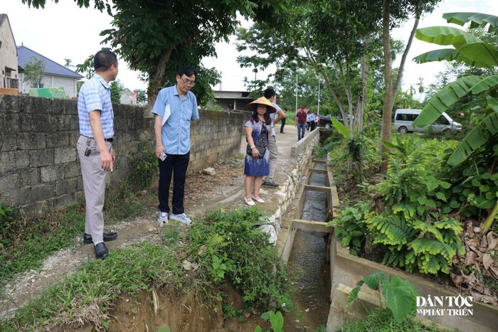 Đoàn công tác kiểm tra hệ thống mương thoát nước bản Hốc. Ảnh: Thanh Hải