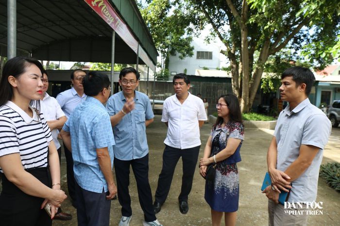 Đoàn công tác của Bộ Dân tộc và Tôn giáo kiểm tra thực hiện đầu tư, xây dựng các hạng mục tại Trung tâm y tế Quỳ Hợp. Ảnh: Thanh Hải