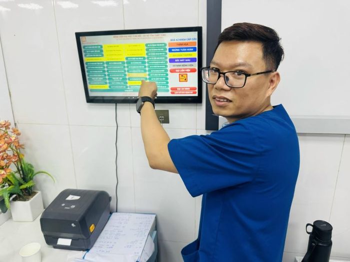 Bảng bấm nút báo động đỏ không thể thiếu trong quy trình của trung tâm. Ảnh: P.Thúy.