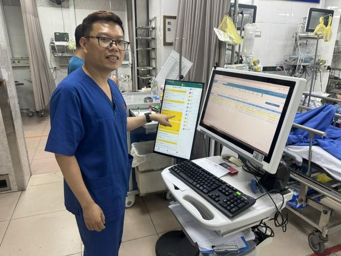 Bác sĩ Hùng giới thiệu phần mềm quản lý cấp cứu trong Trung tâm Cấp cứu - Hồi sức. Ảnh: P.Thúy