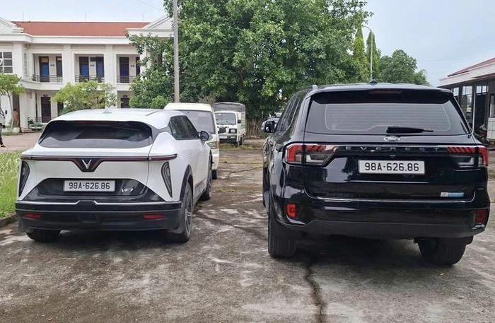 Hai phương tiện cùng mang biển kiểm soát 98A-626.86, trong đó chiếc ô tô điện (trái) sử dụng biển số giả và đã bị lực lượng CSGT xử lý.