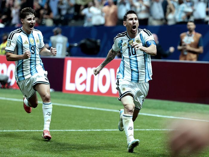 Messi bùng nổ khi dạt ra cánh phải nhiều hơn. Ảnh: AFA
