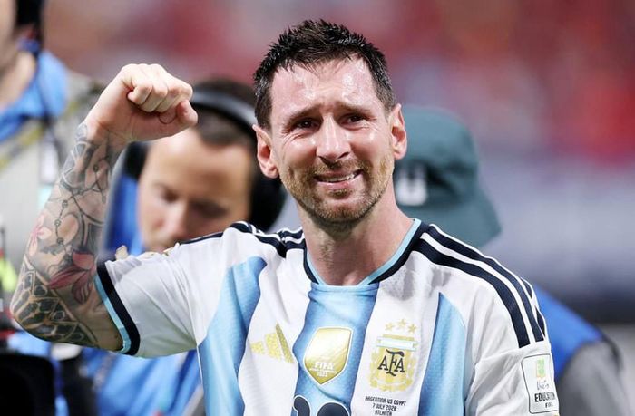 Messi không kìm được những giọt nước mắt sau trận - Ảnh: Standard