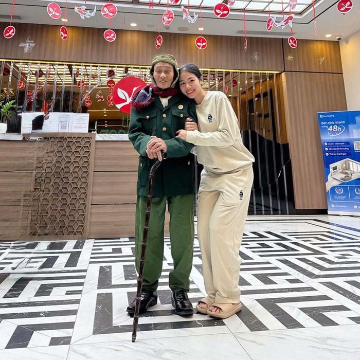 Kim Anh bên ông ngoại 