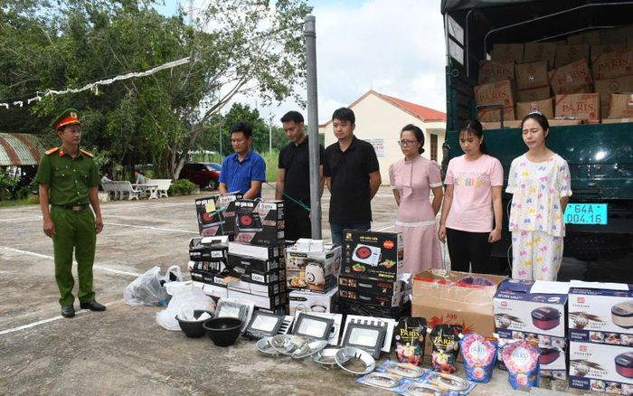 Các đối tượng liên quan cùng tang vật. Ảnh: CACC
