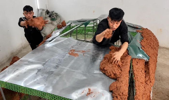 Quá trình chế tạo bắt đầu bằng việc hàn một bộ khung thép ống theo thiết kế riêng.