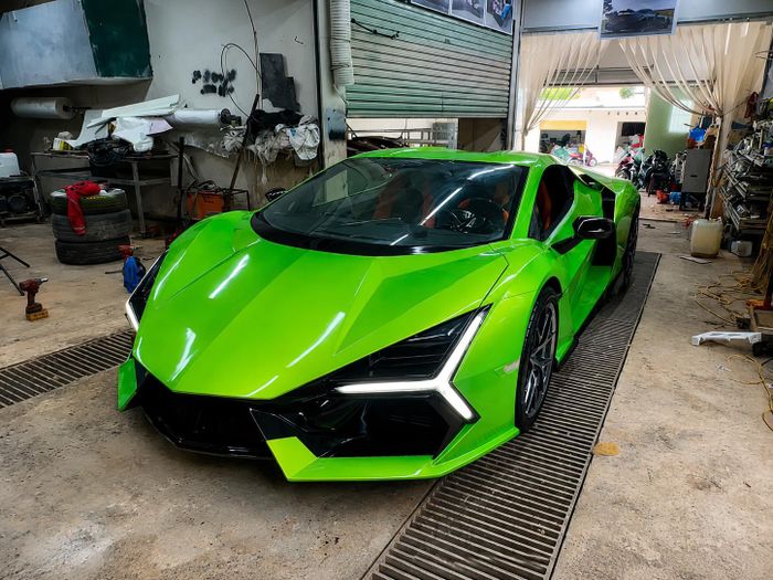 Lamborghini tự chế từ bùn và xe Nissan cũ của nhóm YouTuber Việt.