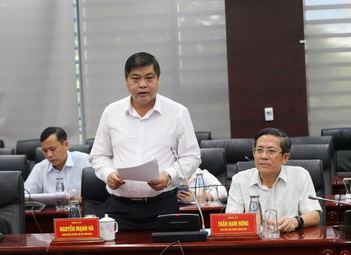Ông Nguyễn Mạnh Hà - Giám đốc Sở Dân tộc và Tôn giáo TP Đà Nẵng báo cáo với Đoàn công tác về kết quả triển khai Chương trình MTQG. Ảnh: Huy Trường
