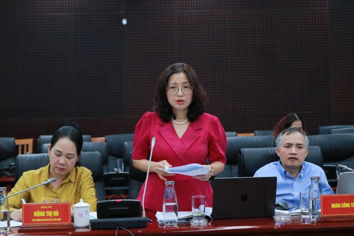 Đại diện đoàn công tác giải đáp một số vướng mắc trong quá trình triển khai Chương trình MTQG. Ảnh: Huy Trường