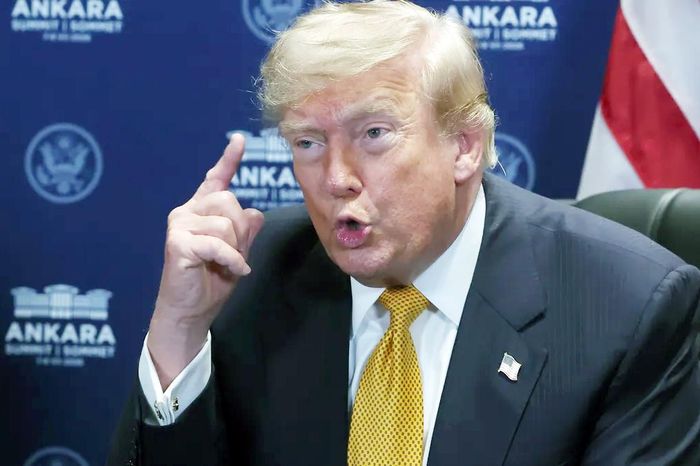 Tổng thống Mỹ Donald Trump trao đổi với báo chí bên lề hội nghị thượng đỉnh NATO ở Ankara, Thổ Nhĩ Kỳ. Ảnh: EPA