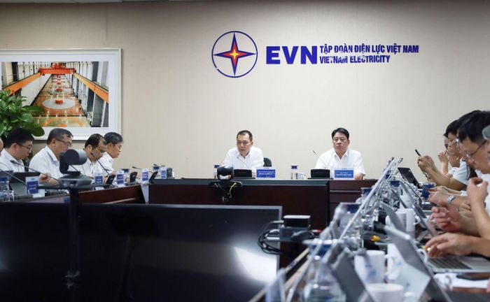 Chủ tịch HĐTV EVN Đặng Hoàng An và Tổng Giám đốc EVN Nguyễn Anh Tuấn đồng chủ trì hội nghị