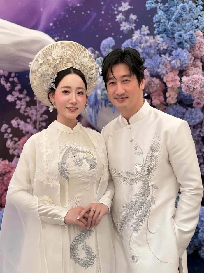 Ngọc Quỳnh cùng bạn gái Thùy Anh diện áo dài cưới trong một show diễn, dự định tổ chức lễ thành hôn vào tháng 9 sau 3 năm hẹn hò. 