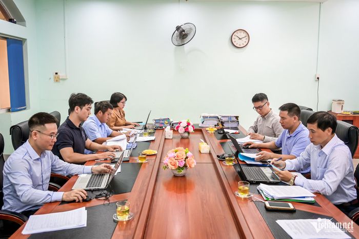 Đoàn công tác kiểm tra, rà soát hồ sơ thực hiện Chương trình MTQG tại xã Hòa An. Ảnh: Trọng Tùng