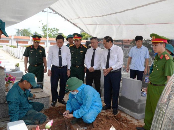 Cơ quan chức năng khai quật phần mộ, thu nhận mẫu ADN hài cốt liệt sĩ. Ảnh: Yên Khánh