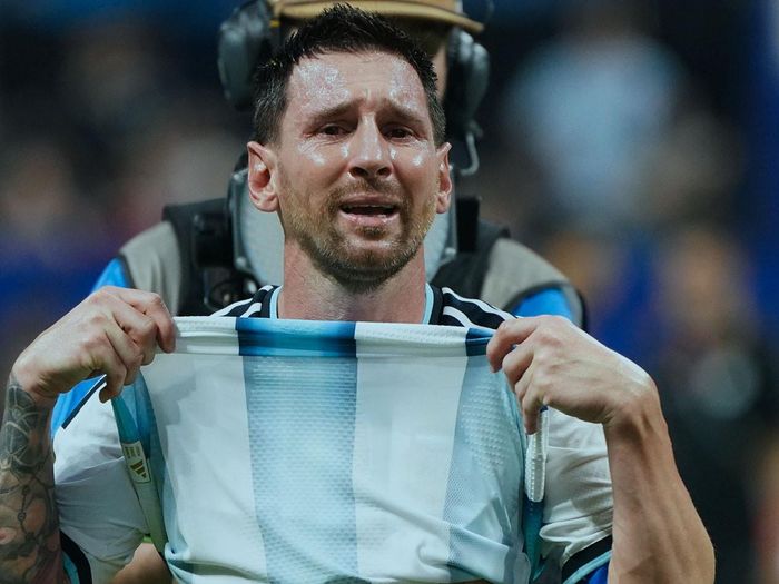 Messi đầy cảm xúc sau trận thắng Ai Cập. Ảnh: Clarin