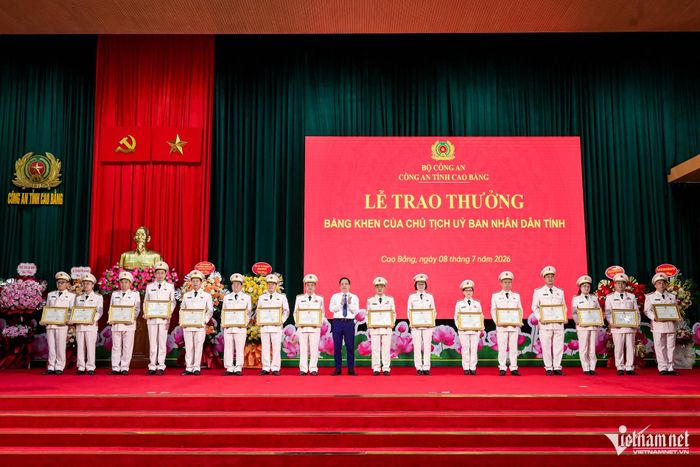 Lãnh đạo tỉnh Cao Bằng trao Bằng khen cho các tập thể, cá nhân có thành tích xuất sắc.