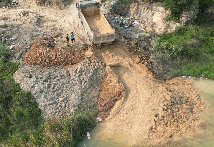 Hiện trường đổ thải tại khu vực địa bàn phường Hoành Bồ (Ảnh: Công an Quảng Ninh)