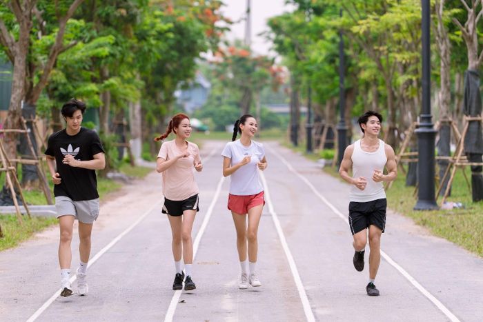 Sau 6 tháng trở thành một cư dân của Sun Urban City, chị Thái Hòa, chia sẻ: "Ở đây nhiều cây xanh và không gian công cộng nên mọi người rất thích ra ngoài. Sáng hay chiều, đi đâu cũng thấy hàng xóm đi bộ, chạy bộ hoặc đưa con ra công viên chơi. Mình cũng dần hình thành thói quen sống khỏe mỗi ngày." Ảnh: Ánh Dương