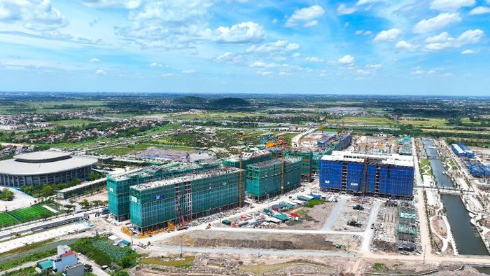 Nhiều hạng mục nhà ở, tiện ích khác cũng đang được tăng tốc hoàn thiện như Park Residence đã liên tục cất nóc các tháp căn hộ, đại lộ hoa rộng 98m, trải dài hơn 10ha và đường 93m đã hoàn thành 93% tổng khối lượng công việc,…Mỗi công trình về đích, mỗi tuyến đường được kết nối, mỗi ô cửa sáng đèn đều góp thêm một mảnh ghép cho diện mạo đô thị mới ở cửa ngõ Nam Hà Nội.Ảnh: Ánh Dương