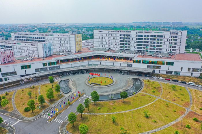 Phía Nam tiếp tục đón tin vui khi hai bệnh viện trung ương cơ sở Ninh Bình, Bệnh viện Bạch Mai và Bệnh viện Hữu nghị Việt Đức, chính thức vận hành các hoạt động khám chữa bệnh, đón hàng nghìn y bác sĩ, chuyên gia và cán bộ y tế trình độ cao đến làm việc. Ảnh: HLong