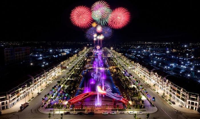 Công viên Lễ hội nối dài trải nghiệm sau ánh hoàng hôn, dòng người đổ về chật kín sân khấu nhạc nước dài bậc nhất Việt Nam, các màn pháo hoa tầm cao rực rỡ, chợ đêm đặc sắc… hình thành không gian kinh tế đêm sôi động.“Từ khi trục đại lộ lễ hội và quảng trường Trống Đọi Tam đi vào hoạt động, buổi tối ở đây lúc nào cũng đông người. Giờ mỗi khi có bạn bè hay người thân đến chơi, chúng tôi đều đưa họ đến đây vì nơi này gần như đã trở thành điểm đến quen thuộc và niềm tự hào của người dân địa phương” - Chị Thu Huyền, người dân địa phương, chia sẻ.Ảnh: Ánh Dương