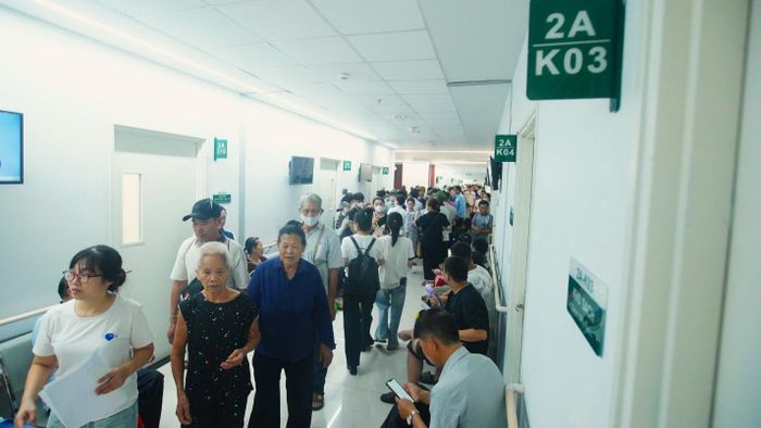 Chỉ trong tuần đầu hoạt động, Bệnh viện Bạch Mai đã tổ chức khám, chữa bệnh miễn phí cho khoảng 5.000 thương binh, bệnh binh, người có công với cách mạng và các gia đình chính sách trên địa bàn tỉnh.Sau hơn một thập kỷ chờ đợi, sự phấn khởi hiện lên rõ nét trên gương mặt mỗi người dân địa phương khi được tiếp cận với dịch vụ y tế chất lượng cao ngay tại nơi đang sinh sống. Hàng nghìn người dân các tỉnh thành khu vực Bắc Trung Bộ được rút ngắn thời gian và tiết kiệm chi phí di chuyển. Ảnh: Ánh Dương