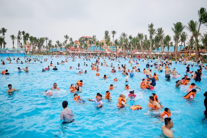 Bên cạnh 14 tổ hợp trò chơi nước, Sun World Ha Nam liên tục làm mới trải nghiệm dành cho du khách với các hoạt động kết hợp vui chơi và rèn luyện kỹ năng như workshop làm tranh Đông Hồ, đá bóng ngồi, đua xe cân bằng, câu cá…Đặc biệt, các lớp hướng dẫn kỹ năng sơ cứu đuối nước miễn phí được tổ chức hằng ngày tại Vịnh Thần Sóng, thu hút sự tham gia của đông đảo phụ huynh và trẻ nhỏ. Ảnh: Ánh Dương