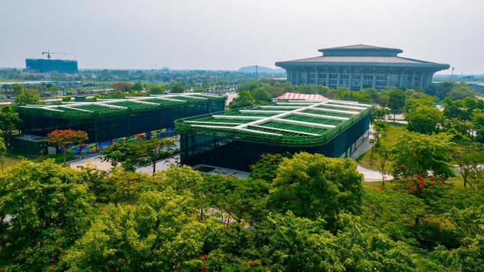 Sun Sports City Ninh Binh, công viên thể thao đa năng đầu tiên tại Việt Nam, mở ra một không gian rộng lớn với hàng nghìn cây xanh tỏa bóng, đồng bộ với toàn đô thị. Được quy hoạch theo mô hình không gian mở, nơi đây không chỉ phục vụ cư dân Sun Urban City mà còn là điểm vui chơi, rèn luyện hằng ngày cho người dân địa phương và người đam mê thể thao. Đặc biệt, hệ thống các sân chơi được đầu tư theo tiêu chuẩn quốc tế kỳ vọng thu hút các giải đấu chuyên nghiệp, tạo thêm động lực phát triển cho khu vực. Ảnh: Ánh Dương