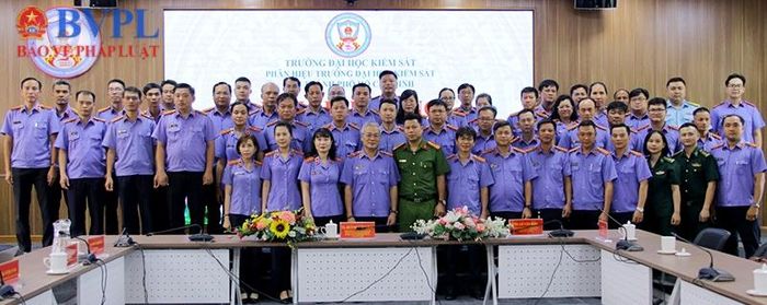  Ban Giám đốc, lãnh đạo phòng, khoa của Phân hiệu chụp hình cùng học viên lớp bồi dưỡng.