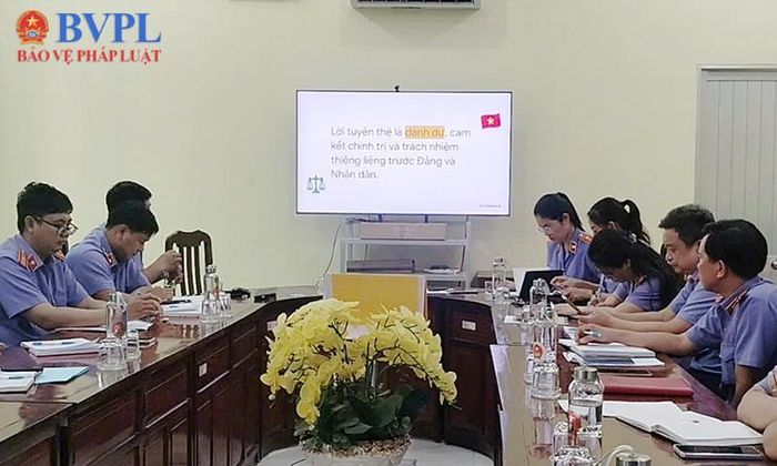  Đảng viên được phân công trình bày nội dung chuyên đề.