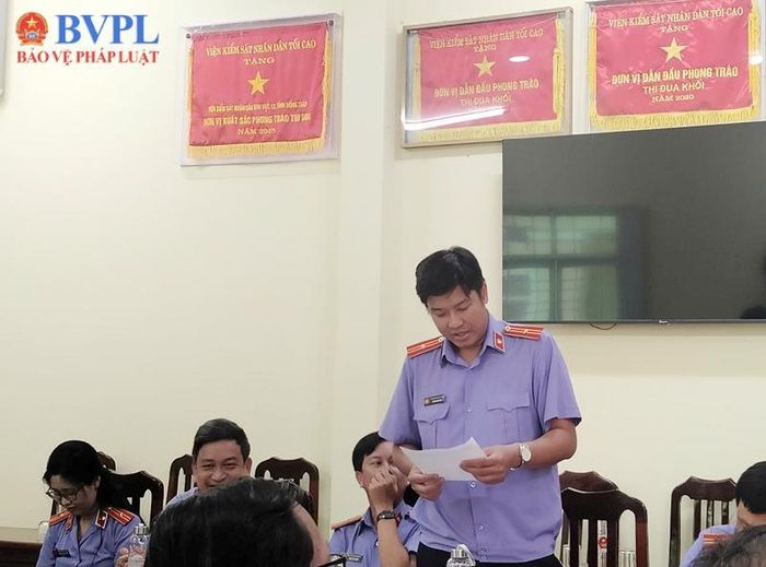  Các đảng viên thảo luận và tham gia phát biểu ý kiến.