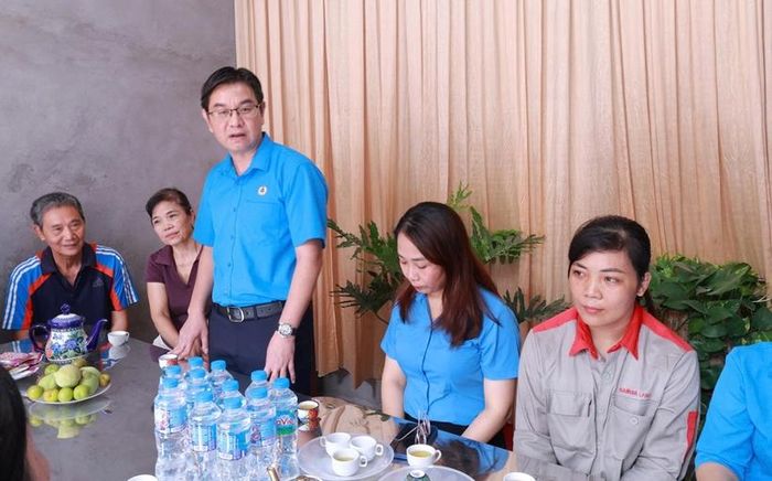 Chủ tịch Liên đoàn Lao động thành phố Hà Nội Nguyễn Văn Thắng phát biểu tại lễ bàn giao.
