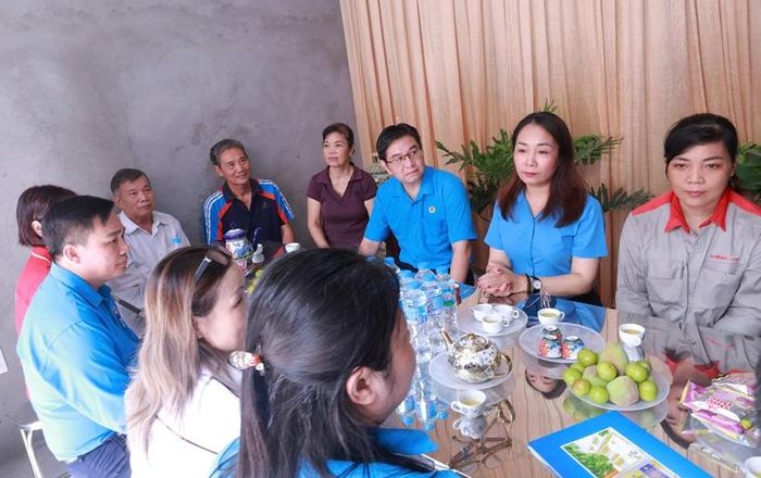 Đại diện Liên đoàn Lao động thành phố Hà Nội đến dự lễ bàn giao “Mái ấm Công đoàn” cho đoàn viên Nguyễn Thị Phương Thanh.