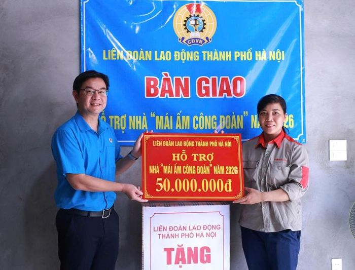 Chủ tịch Liên đoàn Lao động thành phố Hà Nội Nguyễn Văn Thắng trao hỗ trợ “Mái ấm Công đoàn” năm 2026 cho đoàn viên Nguyễn Thị Phương Thanh.