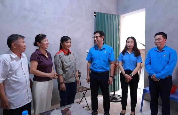 Đại diện Liên đoàn Lao động thành phố Hà Nội tham quan khuôn viên, chúc mừng gia đình nhận hỗ trợ “Mái ấm Công đoàn” năm 2026.