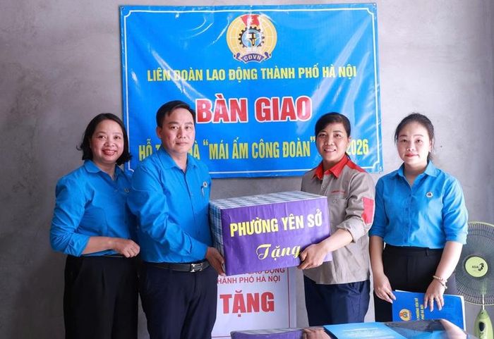 Đại diện Công đoàn phường Yên Sở trao quà chúc mừng đoàn viên.