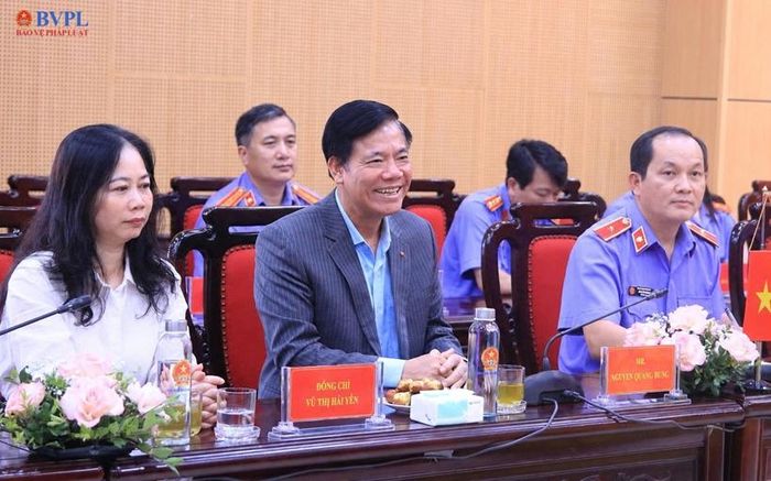  Đồng chí Nguyễn Quang Dũng, Phó Viện trưởng VKSND tối cao; đồng chí Vũ Thị Hải Yến, Vụ trưởng Vụ Hợp tác quốc tế và Tương trợ tư pháp về hình sự (Vụ 13), VKSND tối cao và đồng chí Phạm Viết Vượng, Viện trưởng VKSND tỉnh Quảng Ninh tại buổi làm việc.