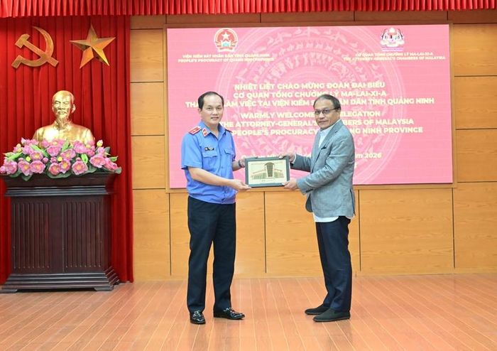  VKSND tỉnh Quảng Ninh và Cơ quan Tổng Chưởng lý Malaysia tặng nhau những món quà lưu niệm.