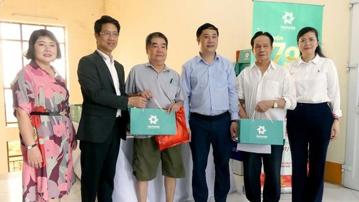  Đồng chí Ngô Ngọc Phương - Phó Bí thư Đảng ủy, Chủ tịch UBND phường và Bác sĩ Nguyễn Quốc Tuấn - Ủy viên Ban Chấp hành Đảng bộ phường, Giám đốc Trạm Y tế phường tặng quà các gia đình chính sách.