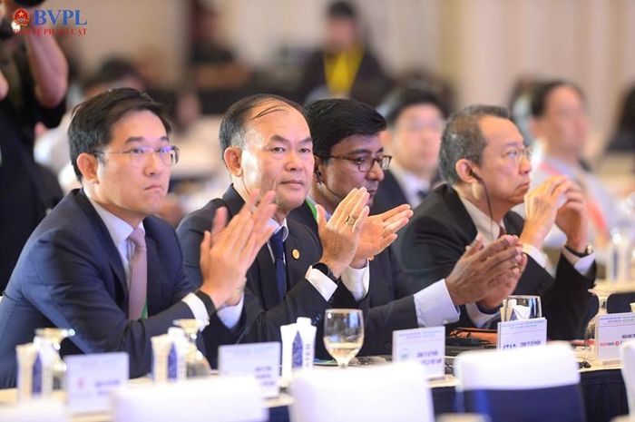 Các đại biểu quốc tế tham dự Diễn đàn.
